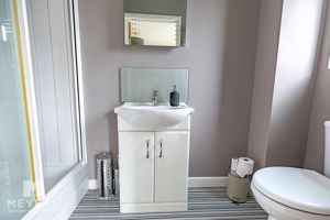 Ensuite - click for photo gallery